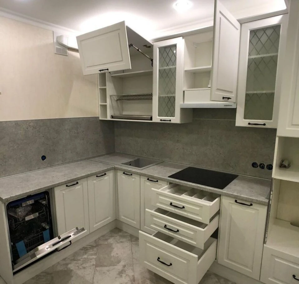 Стильная кухня на заказ из мдф с фрезеровкой, подсветкой и встроенной техникой под ключ