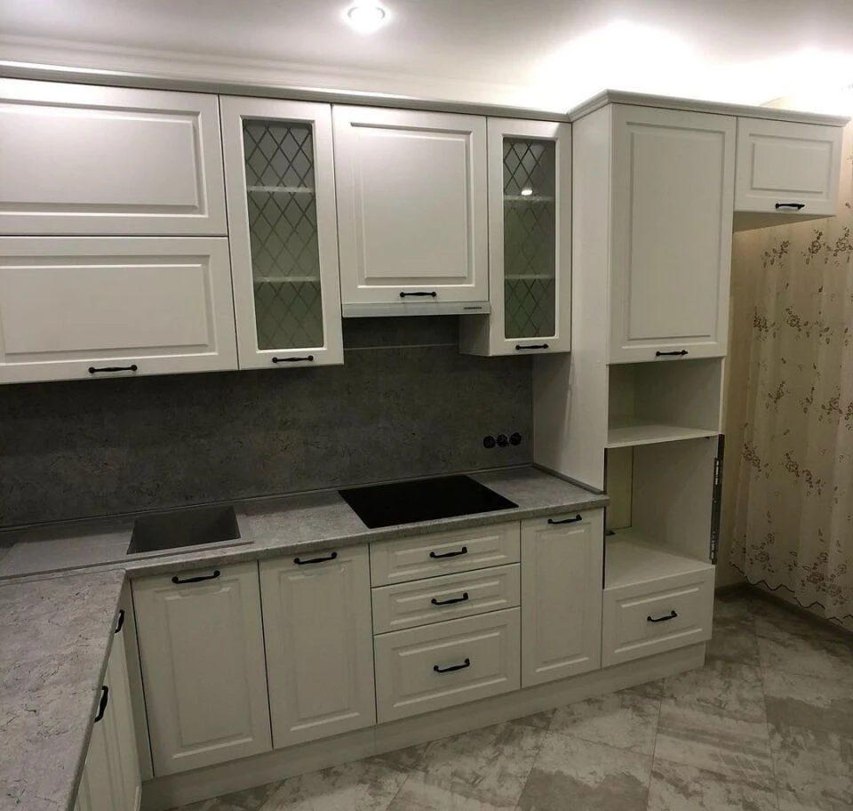 Стильная кухня на заказ из мдф с фрезеровкой, подсветкой и встроенной техникой под ключ