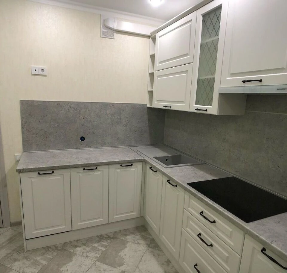 Стильная кухня на заказ из мдф с фрезеровкой, подсветкой и встроенной техникой под ключ